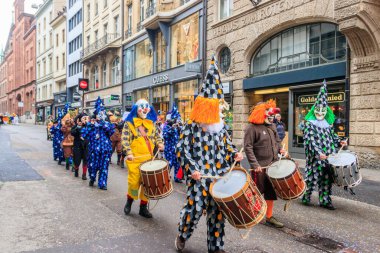 Basel, İsviçre - 28 Şubat 2023: İsviçre 'nin Basel kentinde düzenlenen geleneksel karnaval geçidi sırasında kostümlü karnaval katılımcıları