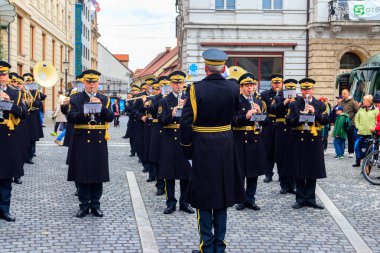 Ljubljana, Slovenya - 15 Nisan 2023: Ljubljana, Slovenya 'nın merkezinde askeri orkestra performansı