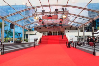 Cannes, Fransa - 17 Mayıs 2023: Fransa 'nın Cannes şehrinde düzenlenen 76. Uluslararası Film Festivali sırasında Palais des Festival Sarayı' ndaki kırmızı halı merdiveni (Festivaller ve Cannes Kongresi)