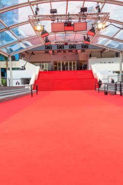 Cannes, Fransa - 17 Mayıs 2023: Fransa 'nın Cannes şehrinde düzenlenen 76. Uluslararası Film Festivali sırasında Palais des Festival Sarayı' ndaki kırmızı halı merdiveni (Festivaller ve Cannes Kongresi)