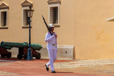 Monako-Ville, Monako - 18 Mayıs 2023: Monako Prensi 'nin Sarayı' nda muhafızlar