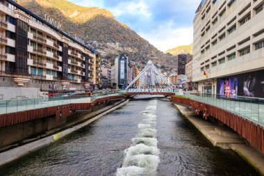 Andorra la Vella, Andorra - 15 Mart 2024: Andorra la Vella, Andorra 'daki Gran Valira nehri üzerindeki Pont de Paris köprüsü