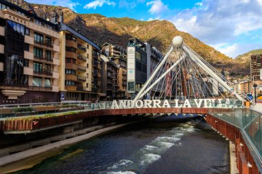 Andorra la Vella, Andorra - 15 Mart 2024: Andorra la Vella, Andorra 'daki Gran Valira nehri üzerindeki Pont de Paris köprüsü