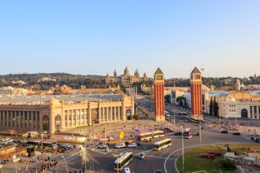 Barcelona, İspanya - 19 Mart 2024: Placa d 'Espanya veya İspanya Plaza' nın Barselona, Katalonya, İspanya 'da Venedik Kuleleri ve Ulusal Sanat Müzesi ile manzarası