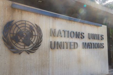 Cenevre, İsviçre - 11 Haziran 2024: Birleşmiş Milletler İşareti Cenevre, İsviçre 'deki Birleşmiş Milletler Ofisi' nin önünde