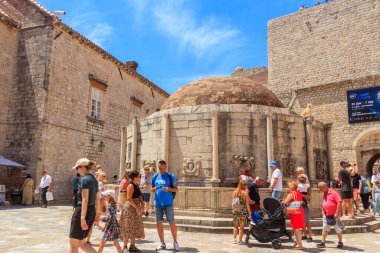 Dubrovnik, Hırvatistan - 3 Temmuz 2024: Hırvatistan 'ın Dubrovnik kentindeki ünlü Onofrio çeşmesi