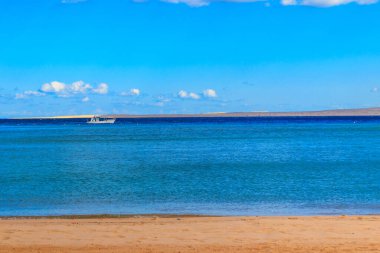 Beyaz sürat teknesi Kızıl Deniz 'de, Mısır' da