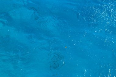 Mavi su dokusu arka planı. Denizin yüzeyi