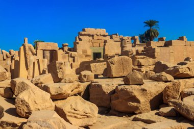 Karnak Tapınağı Kompleksi, yaygın olarak Karnak olarak bilinen, Luxor, Mısır 'daki çürümüş tapınaklar, şapeller, sütunlar ve diğer binaların geniş bir karışımından oluşur.