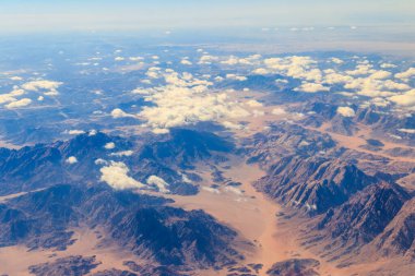 Mısır 'daki Sina dağları ve çöl manzarası. Uçaktan görünüm
