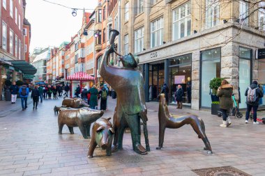 Bremen, Almanya - 2 Nisan 2022: Bremen, Almanya 'daki alışveriş caddesinde Bremen heykeltraşı Peter Lehmann tarafından yapılan bronz heykel 