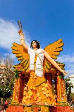 Menton, Fransa - 29 Şubat 2024: Fransız Riviera, Fransa 'da ünlü Limon Festivali' nde (Fete du Citron) limon ve portakallardan yapılmış heykel