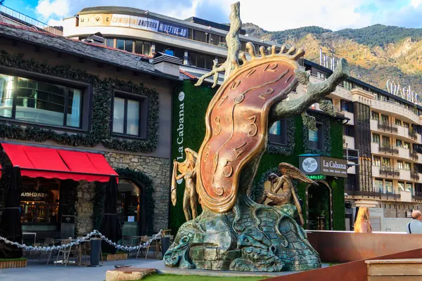 Andorra la Vella, Andorra - 15 Mart 2024: Andorra, Andorra 'da Salvador Dali' nin Zaman Heykeli (1977)