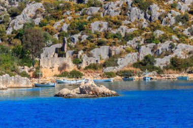Antalya 'nın Simena kenti yakınlarındaki Akdeniz kıyısındaki kayalık kıyılarda demirli gemiler görülüyor