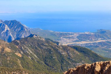 Türkiye 'nin Antalya ilinin Kemer ilçesi yakınlarındaki Tahtali dağının tepesinden Taurus dağları ve Akdeniz manzarası