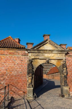 Danimarka 'nın Hillerod kentindeki Frederiksborg kalesinin kemerli kapısı.