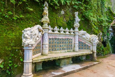 Portekiz, Sintra 'daki Quinta da Regaleira Sarayı' nın parkında eski romantik bank