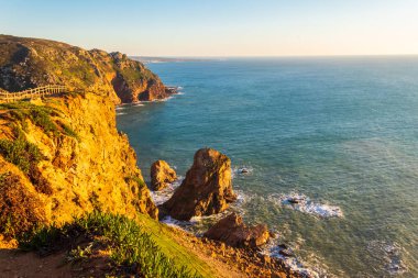 Cabo da Roca 'dan Atlantik Okyanusu manzarası. Cabo da Roca ya da Cape Roca, Portekiz, Avrupa kıtasının ve Avrasya 'nın en batı pelerinidir.