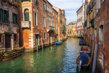 Venedik, İtalya 'da eski evleri olan geleneksel dar romantik kanal