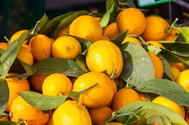 Whole oranges on a market stall