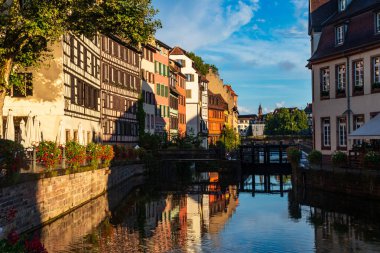 Fransa 'nın Strazburg, Alsace kentindeki La Petite France kanallarında geleneksel yarı keresteli evler. UNESCO Dünya Mirası Alanı