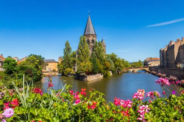 Fransa 'nın Metz kentindeki Moselle Nehri' ndeki Neuf Tapınağı (yeni tapınak)