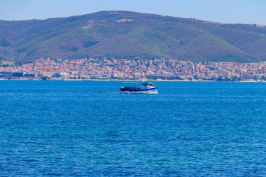 Bulgaristan 'ın Nessebar kentinde Karadeniz' de yelken açan eğlence gemisi