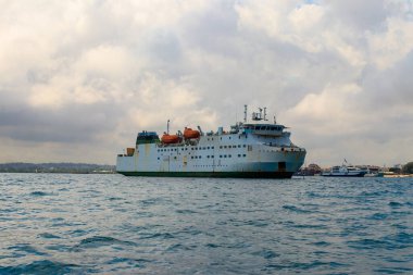 Tanzanya 'nın Zanzibar yakınlarındaki Hint Okyanusu' nda yelken açan büyük sanayi gemisi.
