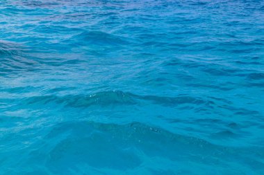 Mavi su dokusu arka planı. Denizin ya da okyanusun yüzeyi