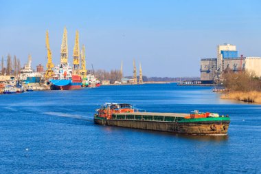 Szczecin, Polonya 'da Oder nehrinde yelken açan bir mavna.