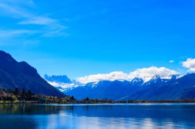İsviçre 'nin Montreux kentindeki Alpler ve Cenevre Gölü manzarası