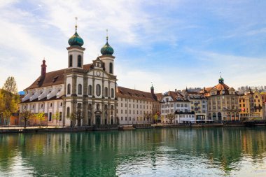 İsviçre, Lucerne 'deki Cizvit Kilisesi ve Reuss Nehri manzarası