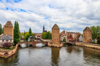 Strazburg, Alsace, Fransa 'daki River III üzerindeki Ponts Couverts Ortaçağ Köprüsü manzarası