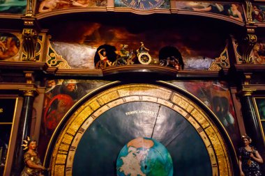 Strasbourg, Fransa 'daki Strasbourg' lu Hanımefendimizin Katedrali 'nde astronomik saat.