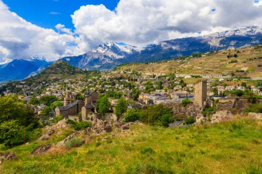 İsviçre, Valais Kantonu 'ndaki Sion Tepesi ve İsviçre Alpleri' nden panoramik manzara