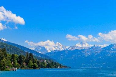 Annecy Gölü 'nün manzarası Fransa' nın Annecy kentindeki güzel dağlarla çevrilidir.