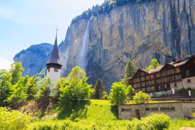 Lauterbrunnen köyü ünlü kilise ve Staubbach şelalesi, Bernese Oberland, İsviçre