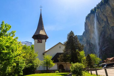 Lauterbrunnen köyü ünlü kilise ve Staubbach şelalesi, Bernese Oberland, İsviçre