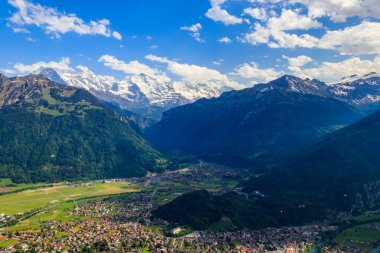 Harder Kulm bakış açısından Interlaken ve İsviçre Alpleri 'nin nefes kesici hava manzarası, İsviçre