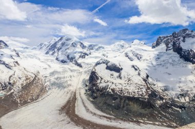Pennine Alpleri 'nin muhteşem manzarası ünlü Gorner Buzulu ve etkileyici kar tepeli dağları Monte Rosa Massif Zermatt, İsviçre yakınlarında.