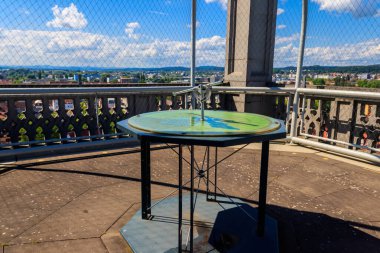 Konstanz Katedrali 'nin tepesindeki güneş saati (Constance olarak da bilinir), Baden-Wuerttemberg, Almanya