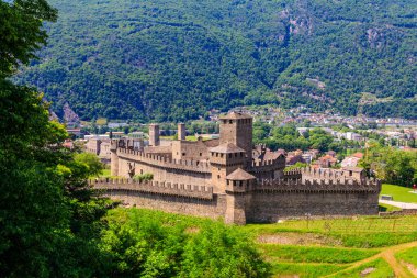 İsviçre Bellinzona 'daki Montebello Kalesi. UNESCO Dünya Mirası Alanı