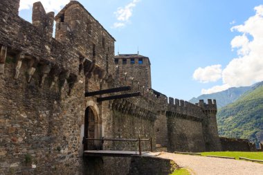 İsviçre Bellinzona 'daki Montebello Kalesi. UNESCO Dünya Mirası Alanı