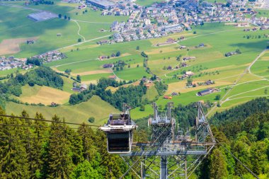 Stanserhorn Cabrio teleferiğinden İsviçre 'deki Stanserhorn dağına.