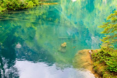 Bernese Oberland, Kandergrund, İsviçre 'deki Blausee Gölü' nde (Mavi Göl) genç bir kızın sualtı heykeli