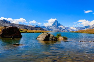Stelli Gölü (Stellisee) ve Matterhorn Dağı 'nın Zermatt, İsviçre Alpleri' ndeki manzarası