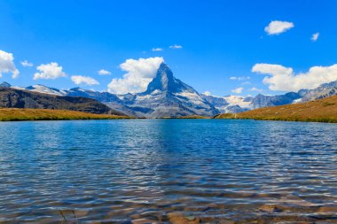 Stelli Gölü (Stellisee) ve Matterhorn Dağı 'nın Zermatt, İsviçre Alpleri' ndeki manzarası