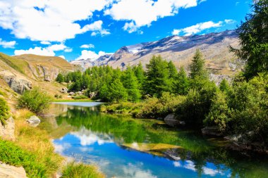Grindji Gölü (Grindjisee) ve İsviçre Alpleri 'nin Zermatt, İsviçre' deki Beş Göl Yolu 'ndaki manzarası
