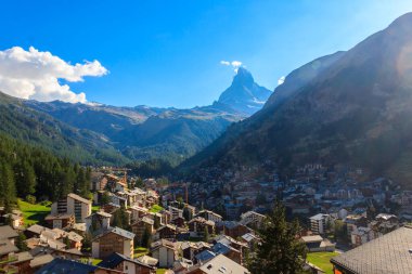 İsviçre 'nin Valais kantonundaki Zermatt kasabası ve Matterhorn Dağı manzarası