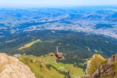 İsviçre, Lucerne Kantonu 'ndaki Pilatus Dağı' nın tepesine giden teleferik.